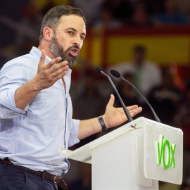 El presidente de Vox, Santiago Abascal, durante un momento del mitin que ha ofrecido hoy en el Pabellón Príncipe de Asturias de Murcia. EFE/Marcial Guillén