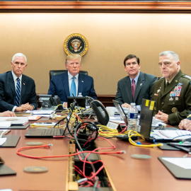 El presidente de los Estados Unidos, Donald Trump; el vicepresidente de los Estados Unidos, Mike Pence (2° izquierda); el secretario de Defensa de los Estados Unidos, Mark Esper (3° derecha), junto con los miembros del equipo de seguridad nacional, obse