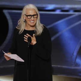 La directora neozelandesa Jane Campion lee los agradecimientos tras recibir el Oscar a la Mejor Dirección por 'El poder del perro'. EFE/EPA/ETIENNE LAURENT