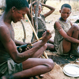 Un grupo de bosquimanos del Kalahari, considerados la cuna del Homo Sapiens en un imagen sin fecha de la investigadora de la Universidad de Utah Polly Wiessner.-AFP