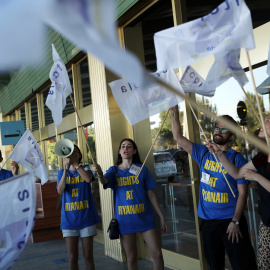 Los trabajadores de Ryanair en el primer día de una huelga de tripulantes de cabina en el aeropuerto Adolfo Suárez Madrid-Barajas. / REUTERS