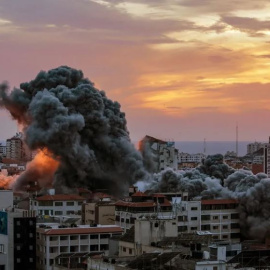 Varios edificios en llamas trar un ataque israelí en Gaza.