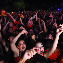 Decenas de aficionados se concentran para ver la final, en Madrid, a 14 de julio de 2024.