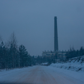 Panorámica de la central de Ignalina, al atardecer, y el día de la clausura del último reactor operativo, el 31 de diciembre de 2009