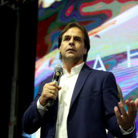 27/10/2019.- El candidato a la Presidencia de Uruguay por el Partido Nacional (PN), Luis Lacalle, se dirige a sus simpatizantes. EFE/ Federico Anfitti