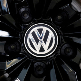 El logotipo de Volkswagen en la llanta de un coche.