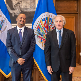 Fotografía del 5 de noviembre de 2021 cedida por la Organización de los Estados Americanos (OEA) donde aparece su secretario general, Luis Almagro (d), junto al representante permanente de Nicaragua, Arturo McFields Yescas (d), en la sede del organismo 