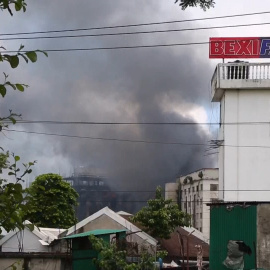 Mueren 52 personas en un incendio cerca de la capital de Bangladesh