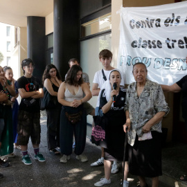 La veïna de Girona de 84 anys agraint el suport contra el seu desnonament.