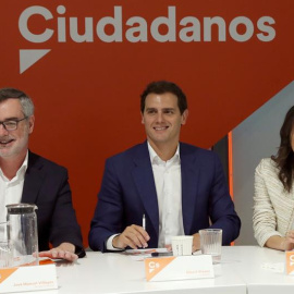 El presidente de Ciudadanos, Albert Rivera (i); la portavoz de la ejecutiva y secretaria de Formación, Inés Arrimadas; y el secretario general, José Manuel Villegas (i), durante la reunión del Comité Ejecutivo de la formación naranja celebrada este 