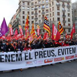 23/03/2022 - La capçalera de la manifestació de Barcelona d'aquest dimecres per reclamar el control dels preus de l'energia.