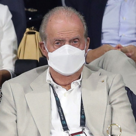 Juan Carlos I, fotografiado el pasado 17 de diciembre durante un partido de tenis en Abu Dhabi, donde le ha frecuentado su viejo amigo Abdul Rahman El Assir, también residente en ese país. ALI HAIDER / EFE