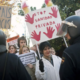 Manifestantes contra la privatización de la sanidad, a las puertas de la Asamblea.