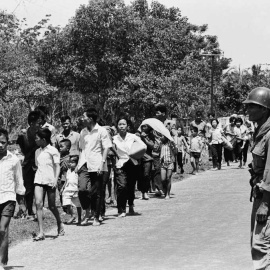 Civiles vietnamitas en custodia de milicianos del Khmer en Prasaut, el 7 de abril de 1970.