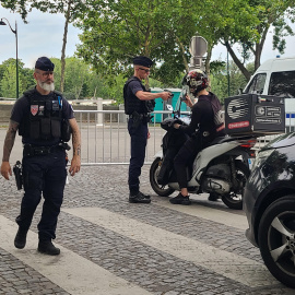 Policías en las inmediaciones del río Sena en París (Francia), a 18 de julio de 2024.