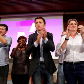 Íñigo Errejón aplaude junto a otros miembros de su partido tras anunciar su candidatura a las elecciones generales. (BALLESTEROS | EFE)