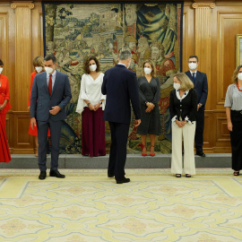 El rey Felipe VI y el presidente del Ejecutivo, Pedro Sánchez (6i), se preparan para la foto de familia tras el acto de toma de posesión de los nuevos miembros del equipo de Gobierno en un acto celebrado este lunes en el Palacio de La Zarzuela, en Madri