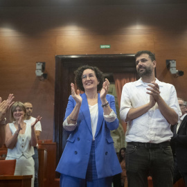 La secretaria general de ERC, Marta Rovira (c), acompañada del diputado Ruben Wagensberg (d), a su llegada hoy al Parlament para asistir a la reunión del grupo parlamentario republicano.