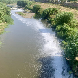 Panoràmica del riu Besòs, amb restes d'escuma del vessament de Polinya.