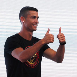 19/07/2018.- El futbolista portugués del Juventus Cristiano Ronaldo saluda a sus fans durante un acto en Pekín incluido en su 'CR7 tour' anual, en Pekín, China, hoy, 19 de julio de 2018. EFE/ Wu Hong