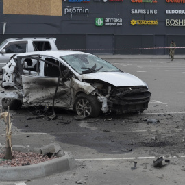 Estado del automóvil de la periodista rusa Oksana Baulina, tras ser alcanzado por un misil ruso cuando estaba aparcado en el estacionamiento del centro comercial Retroville de Kiev. En la explosión falleció otro civil que acompañaba a la periodista.