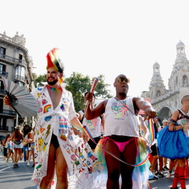 Dues persones ballen a la desfilada del Pride pel centre de Barcelona.