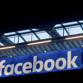 Logo de Facebook. REUTERS/Philippe Wojazer