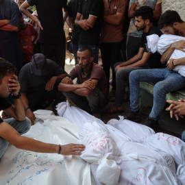 Personas despiden a sus familiares que fueron asesinados la noche anterior en el bombardeo de una casa perteneciente a la familia Abu Rakab en el área de Al-Zawaida en el centro de la Franja de Gaza.