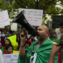 La comunidad bangladesí realiza una manifestación frente a la Embajada de Bangladesh en Washington DC, exigiendo el fin de los asesinatos de estudiantes que claman por una reforma del sistema de cuotas en los empleos gubernamentales en su país. En Bang