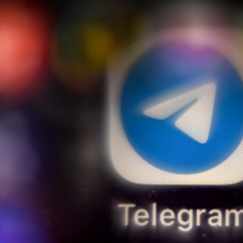 En esta foto de archivo tomada el 8 de noviembre de 2021 del logotipo del servicio de llamadas y mensajes móviles Telegram en la pantalla de un teléfono inteligente en Moscú.