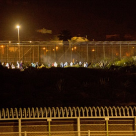 Varios marroquíes intentan llegar a suelo español desde la frontera que separa Melilla y Marruecos.