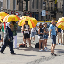 Foto de archivo de guías turísticos trabajando al sol, a 18 de julio de 2024, en Madrid (España).