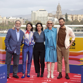 La directora de cine Alauda Ruiz de Azúa, en el centro, posa junto a los actores (de izq. a der.) Ramón Barea, Laia Costa, Susi Sánchez y Mikel Bustamante durante la presentación del largometraje 'Cinco lobitos', en el Festival de Cine de Málaga.