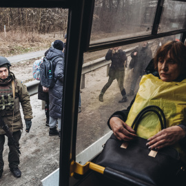 Varias personas son evacuadas en un autobús, a 5 de marzo de 2022, en Irpin (Ucrania).