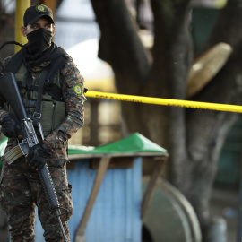 Policías custodian la escena de un asesinato en el municipio de Colón (El Salvador), a 26 de marzo de 2022.