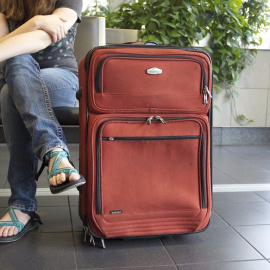 Una persona espera a embarcar en el aeropuerto.