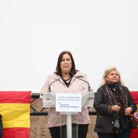 La presidenta de la Asociación Víctimas del Terrorismo (AVT), Maite Araluce, interviene durante la manifestación convocada el 26 de marzo de 2022, en Madrid.