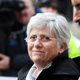 La exconsellera Clara Ponsatí (c), acompañada de su abogado Aamer Anwar (dcha), llega a la comisaría de policía de St. Leonards en Edimburgo. /EFE