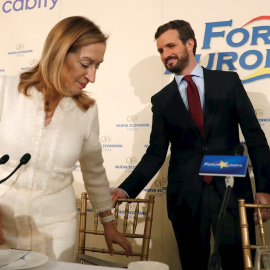 El presidente del PP y candidato a la Presidencia del Gobierno, Pablo Casado y la candidata del partido por Madrid, Ana Pastor, durante un desayuno informativo organizado por Forum Europa. EFE/ Zipi