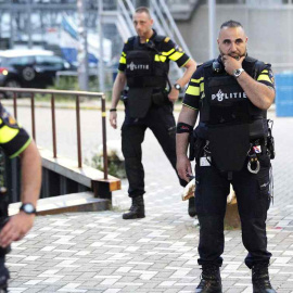 La policía evacúa el centro de conciertos Maassilo debido a una amenaza terrorista hoy, miércoles 23 de agosto de 2017, en Róterdam (Holanda). El concierto en Rotterdam de la banda estadounidense 'Allah-Las' ha sido cancelado.