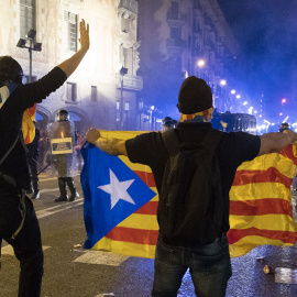 Dos jóvenes manifestantes se plantan frente a los antidisturbios de los Mossos en la Vía Layetana, junto a Urquinaona. GUILLEM SANS