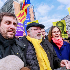 Los exconsellers catalanes y dirigentes independentistas Antoni Comin, Lluis Puig y Meritxell Serret participan en una manifestación convocada este martes en el barrio europeo de Bruselas (Bélgica)./EFE