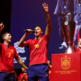 Los jugadores de la selección española de fútbol Rodri Hernández y Álvaro Morata durante la celebración del triunfo del torneo UEFA Nations League, a 19 de junio de 2023, en Madrid.