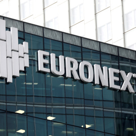 El logo del operador de bolsas paneuropeo Euronext en un edificio en La Defense, el distrito financiero cercano a París. REUTERS/Charles Platiau