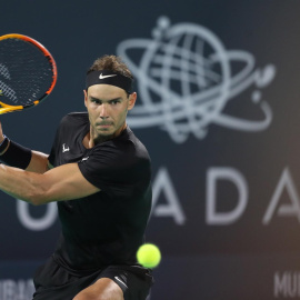 Rafa Nadal durante el partido de exhibición disputado contra Andy Murray en Abu Dhabi el 17 de diciembre de 2021.