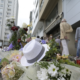 Flores y objetos en el altar colocado en la acera donde fue golpeado Samuel, el joven asesinado en A Coruña el pasado sábado 3 de julio.