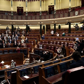 Miembros del hemiciclo aplauden durante una sesión plenaria en el Congreso de los Diputados, Madrid, (España), a 18 de marzo de 2021