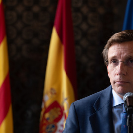 El alcalde de Madrid, José Luis Martínez-Almeida, ofrece declaraciones a los medios tras una reunión con el alcalde de Barcelona