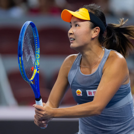 Shuai Peng jugando un partido de primera ronda en el torneo de tenis obligatorio del China Open Premier 2019.