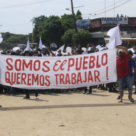 08/11/2019.- Grupos de manifestantes afines al presidente boliviano, Evo Morales, se manifiestan frente a la Policía Boliviana, que protege una refinería para evitar que detractores del mandatario del país bloqueen el envío de combustible al interior,